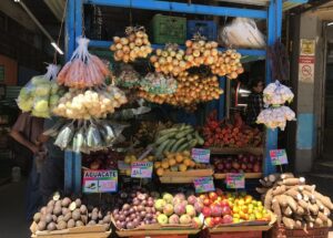 Stand de fruits et légumes dans un marché local | itinerares