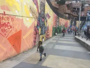 Enfants jouant dans une rue colorée avec des graffitis | itinerares