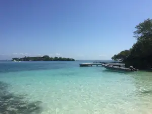 île au milieu de la mer couleur turquoise et sable blanc | itinerares