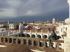 Vue en hauteur de la ville blanche de Sucre en Bolivie depuis le toit d'une église | itinerares