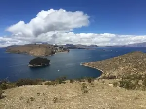 Vue en hauteur du lac Titicaca depuis l'île du soleil | itinerares