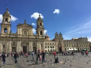 Place principale de Bogota avec une église et de nombreuses personnes | itinerares