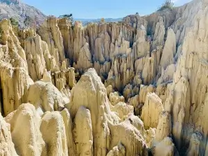 Paysage de canyon formé par des pierres blanches escarpées | itinerares