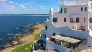 Maison blanche à l'architecture originale en bordure de l'océan | itinerares