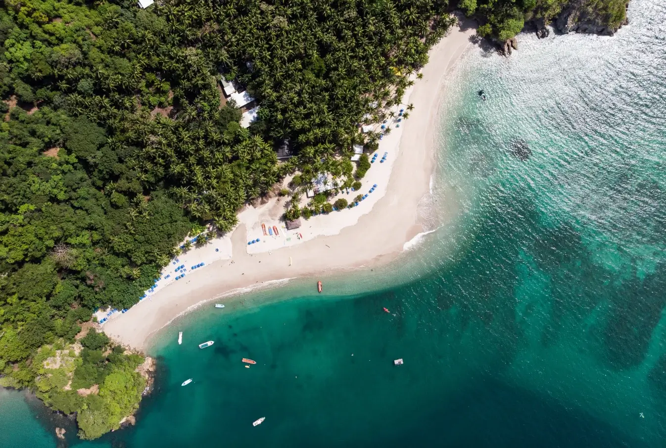 Vue aérienne d'une plage de sable blanc entre la mer et la jungle | itinerares