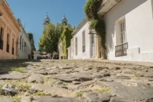 Ruelle pavée et maisons colorées de style colonial | itinerares