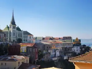 Vue des maisons colorées de la ville de Valparaiso au Chili | itinerares