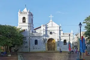 Eglise toute blanche dans une ville coloniale | itinerares