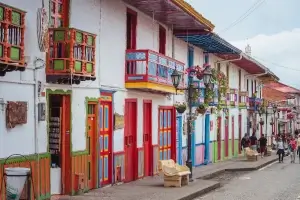 Ruelles d'un village aux maisons colorées | itinerares