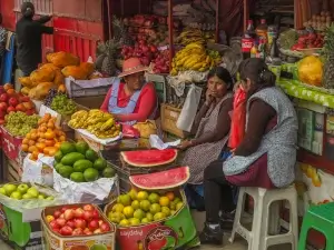 Femmes boliviennes à un stand de fruits dans un marché local | itinerares