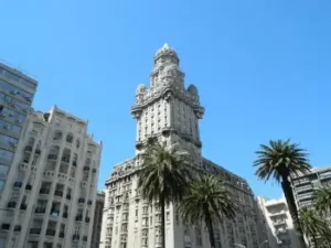 bâtiment pris d'en bas sous ciel bleu et entouré de palmiers | itinerares