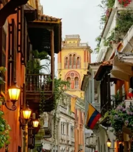 Ruelles colorées d'une ville coloniale | itinerares