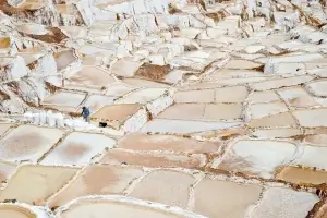 Salines en terrasse et homme travaillant dedans | itinerares