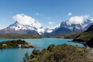 Lac bleu turquoise entouré de montagnes enneigées et non enneigées | itinerares