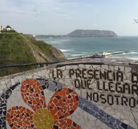 mosaïque de fleurs sur un banc devant la mer | itinerares