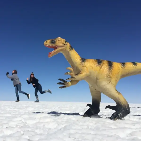 jouet dinosaure pourchassant 2 femmes | itinerares