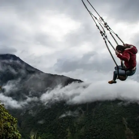 balançoire dans les airs au dessus des nuages | itinerares