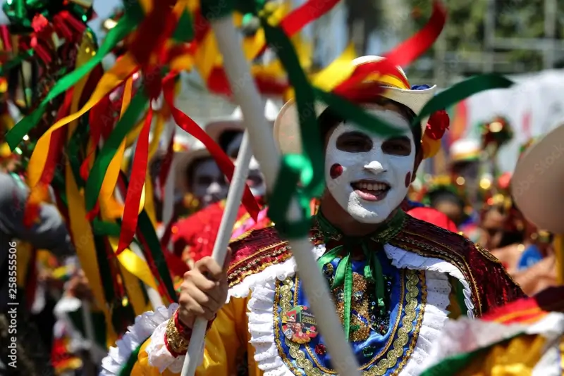 homme déguisé et portant un masque typique de colombie | itinerares