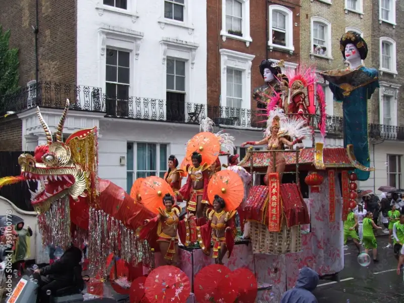 char asiatique dans les rues de nothing hill | itinerares