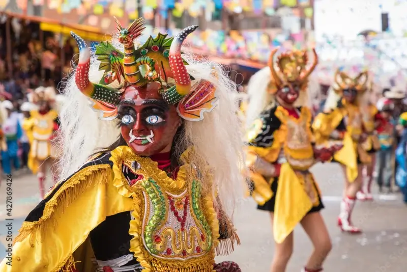 femmes masqués pour le carnaval a oruro | itinerares