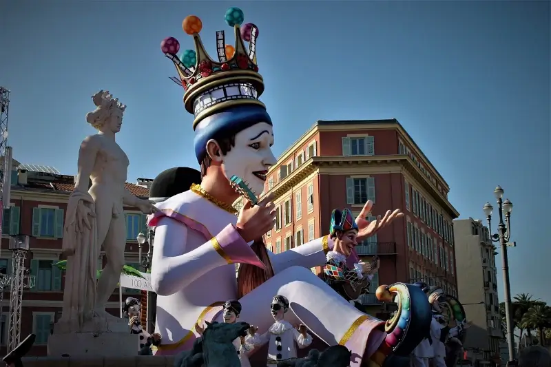 char qui représente un humain au carnaval de nice | itinerares