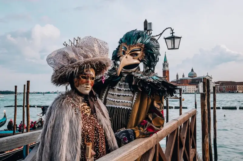 2 personnes costumés pour le festival de venise | itinerares