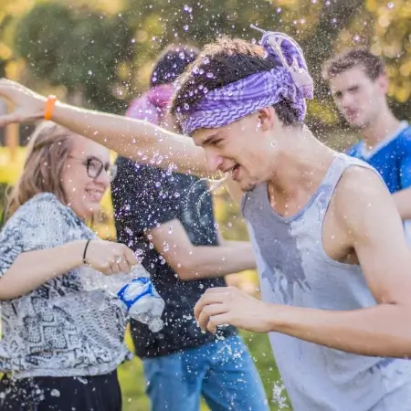 homme avec un bandana violet qui s'amuse avec de l'eau | itinerares