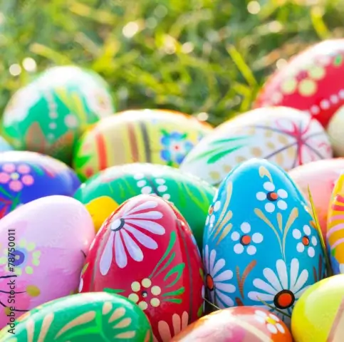 oeufs de pâques peints à la main dans un jardin | itinerares