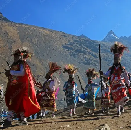 comédiens habillés en incas marchant dans la vallée devant des montagnes | itinerares