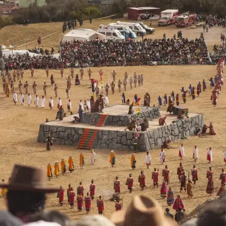 Nombreuses personnes costumées en inca participant à une représentation historique et théatrale | itinerares