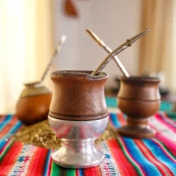 3 matés sur une table décorée d'une nappe traditionnelle | itinerares